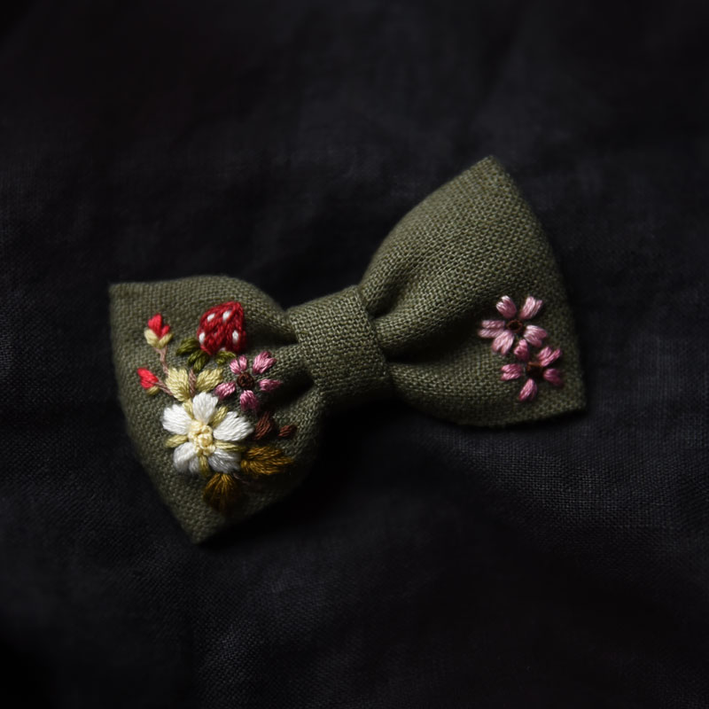 Haftowana kokarda – poziomka / jasny khaki – mini