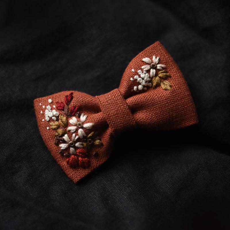Haftowana kokarda – bukiet z rumiankami / miedziana – mini