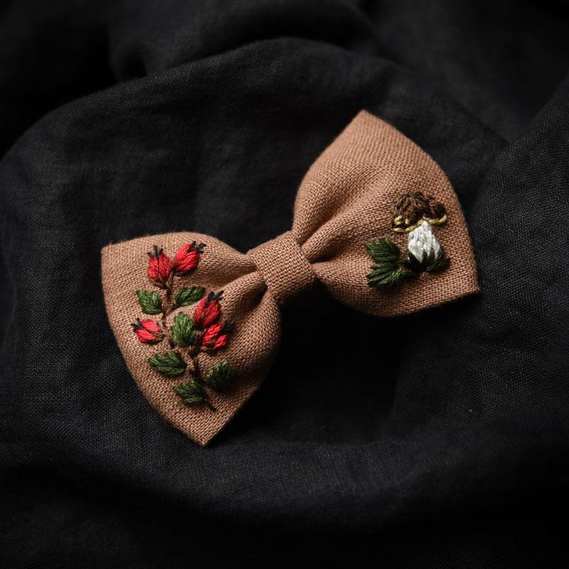 Haftowana kokarda – jesienny grzyb / mocca – mała