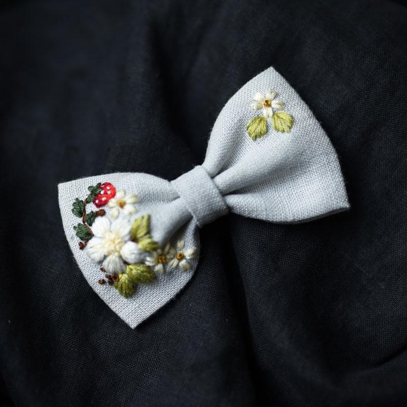 Haftowana kokarda – poziomka / jasny błękit – mała