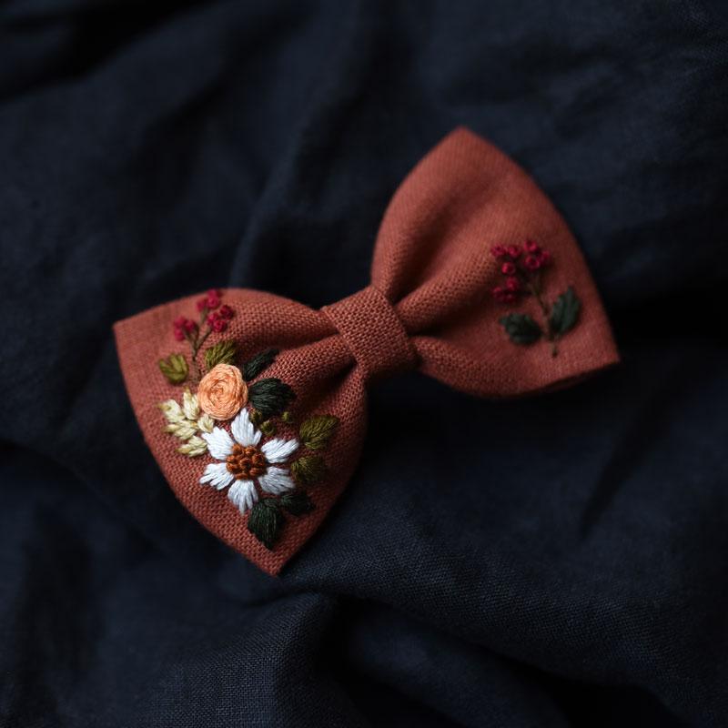 Haftowana kokarda – jesienny rumianek / miedziana – mała