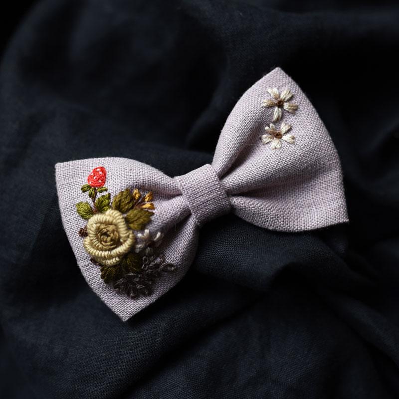 Haftowana kokarda – żółta róża / brudny róż / liliowa – mała