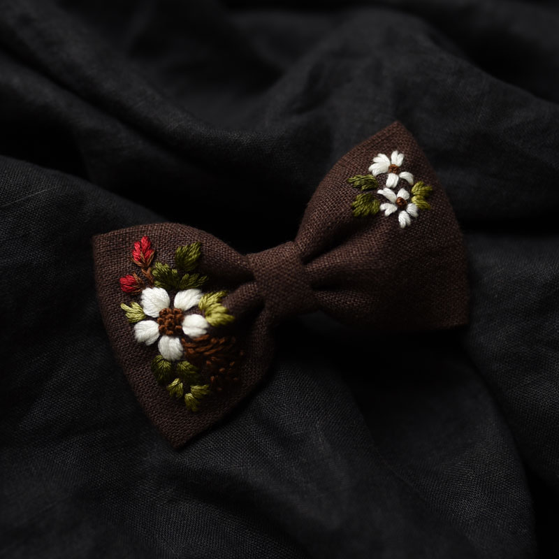 Haftowana kokarda – biały kwiat / czekoladowa – mała