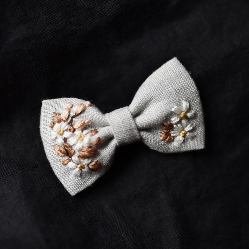 Haftowana kokarda – jesienne rumianki / jasny błękit – mini