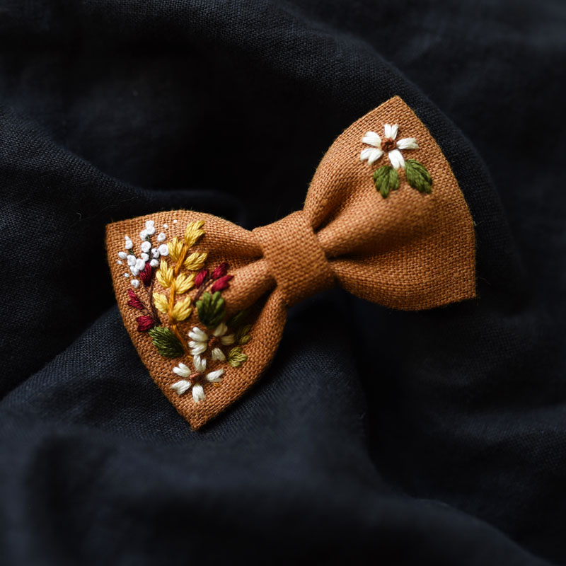 Haftowana kokarda – polne kwiaty / toffi – mini