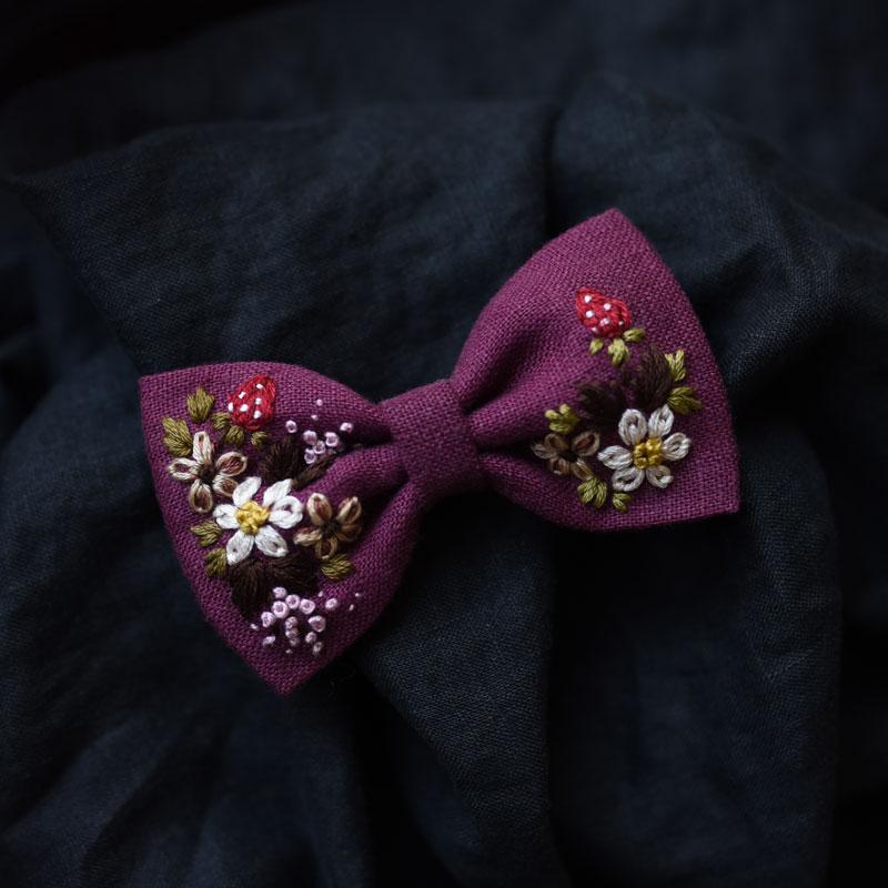 Haftowana kokarda – poziomki / wino – mała